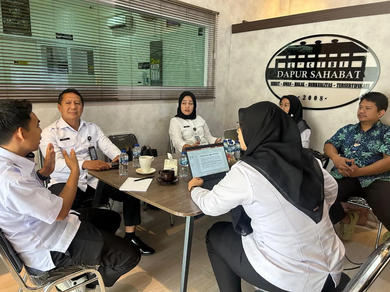 Lapas Kelas IIA Cibinong menerima kunjungan Ditjen PAS untuk uji coba penerapan SOP Pengelolaan Sampah pada Selasa, 13 Agustus 2025. (Humas Lapas Cibinong)