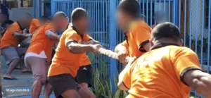 Lapas Kelas IIB Kalabahi menggelar lomba tarik tambang antara Blok I dan Blok II sebagai bagian rangkaian kegiatan menyongsong Hari Ulang Tahun ke-80 Republik Indonesia, Jumar (8/8). (Web_Ditjenpas)