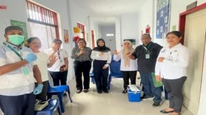 Lapas Perempuan Kelas III Ambon bekerja sama dengan Labkesmas Kota Ambon melakukan survei langsung di blok hunian warga binaan sebagai tindak lanjut sosialisasi dan skrining Tuberculosis (TBC). (Web Ditjenpas)