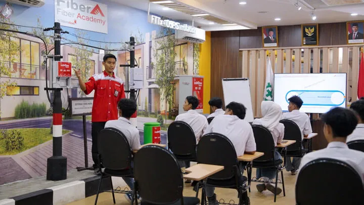 PT Telkom Indonesia (Persero) Tbk, terus memperkuat komitmennya dalam mencetak sumber daya manusia unggul di bidang teknologi fiber optik melalui program unggulan Kelas Industri Digital (KIDI). (Dok.Telkom)