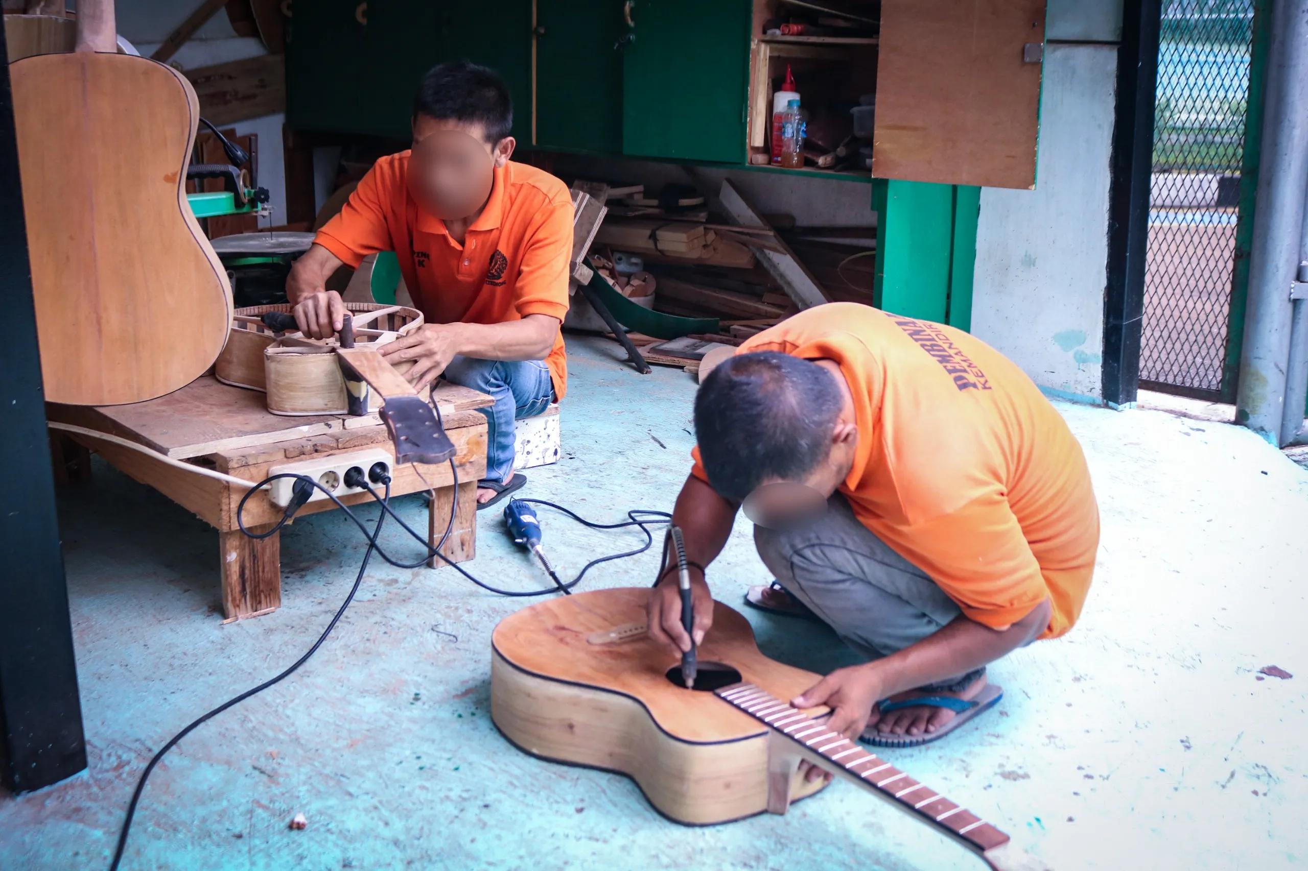 Warga binaan Lapas Cibinong mengikuti pelatihan pembuatan gitar akustik sebagai bagian dari program pembinaan kemandirian, Kamis (14/8). (Humas Lapas Cibinong)