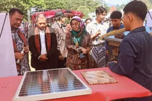 Expo Program Kerja Mahasiswa KKN USM memperkenalkan alat penyiram pertanian otomatis berbasis sensor dan kendali digital, di Alun-alun Bung Karno, Kabupaten Semarang, Minggu (3/8/2025). (Dok.Diskominfo Kab.Semarang)