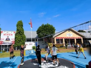 Pertandingan final bola voli mempertemukan Tim Staf melawan Tim Regu Pengamanan di gelar di lapangan olahraga, Lapas Kalabahi, Kamis (7/8). (Web_Ditjenpas)