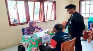 Lapas Kelas III Wahai ikutsertakan tujuh Warga Binaan lanjut usia (lansia) pada bakti sosial (baksos) yang di gelar Perhimpunan Dokter Spesialis Penyakit Dalam Indonesia (PAPDI) Cabang Maluku di Kantor Kecamatan Wahai, Sabtu (9/8). (Web.Ditjenpas)