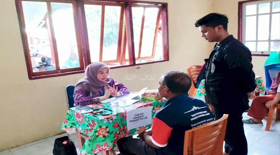 Lapas Kelas III Wahai ikutsertakan tujuh Warga Binaan lanjut usia (lansia) pada bakti sosial (baksos) yang di gelar Perhimpunan Dokter Spesialis Penyakit Dalam Indonesia (PAPDI) Cabang Maluku di Kantor Kecamatan Wahai, Sabtu (9/8). (Web.Ditjenpas)