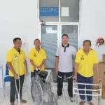 Lapas Kelas III Namlea peduli lansia dengan membagikan alat bantu mobilitas seperti walker, tongkat, dan kursi roda kepada dua warga binaan, Jumat (26/9). (Dok: Humas Lapas Namlea)