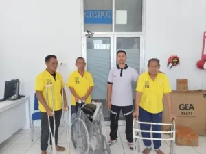 Lapas Kelas III Namlea peduli lansia dengan membagikan alat bantu mobilitas seperti walker, tongkat, dan kursi roda kepada dua warga binaan, Jumat (26/9). (Dok: Humas Lapas Namlea)