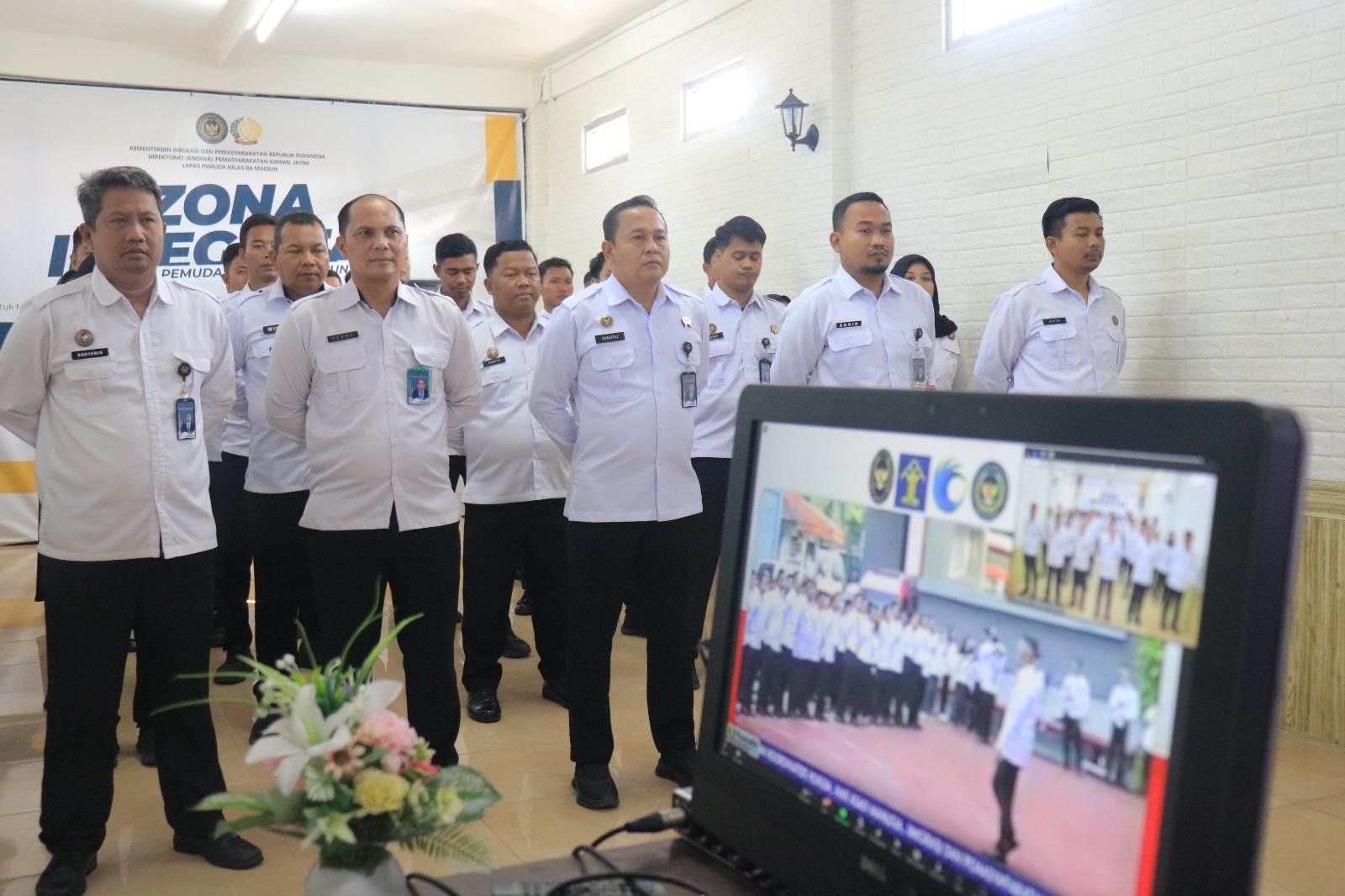 Lapas Pemuda Madiun mengikuti apel virtual bersama Kemenko Bidang Hukum, HAM, Imigrasi, dan Pemasyarakatan melalui Zoom pada Senin (15/09). (Dok: Humas Lapas Pemuda Madiun)