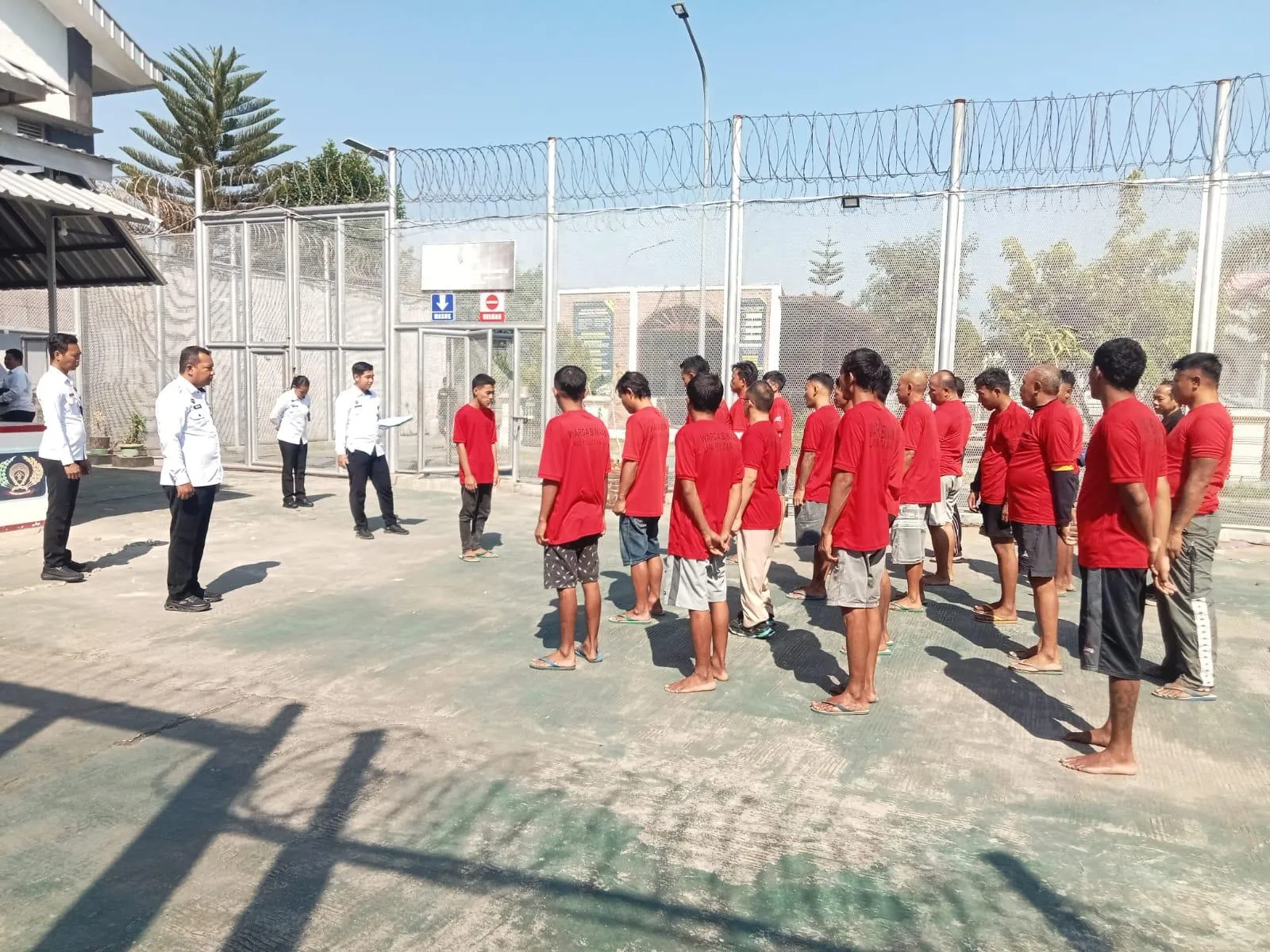 Lapas Pemuda Kelas IIA Madiun rutin gelar apel pagi bagi warga binaan LPK untuk menanamkan disiplin, tanggung jawab, dan semangat kemandirian. (Dok: Humas Lapas Pemuda Madiun)