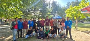 Kalapas Namlea, Muhammad M. Marasabessy, menjadi guest speaker dalam Wisata Ilmiah BEM Fakultas Hukum UNIQBU di Pantai Baikolet, Desa Jikumerasa. (Dok: Humas Lapas Namlea)