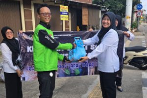 Lapas Cipinang tunjukkan kepedulian lewat Bakti Sosial untuk warga dan pengemudi ojek online di sekitar lapas. (Dok: Humas Lapas Cipinang)