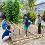 Lapas Kelas III Geser kembali menunjukkan inovasi di bidang pertanian dengan memanfaatkan bambu sebagai wadah instalasi hidroponik sayuran hijau, Senin (1/9). (Dok: Humas Lapas Geser)