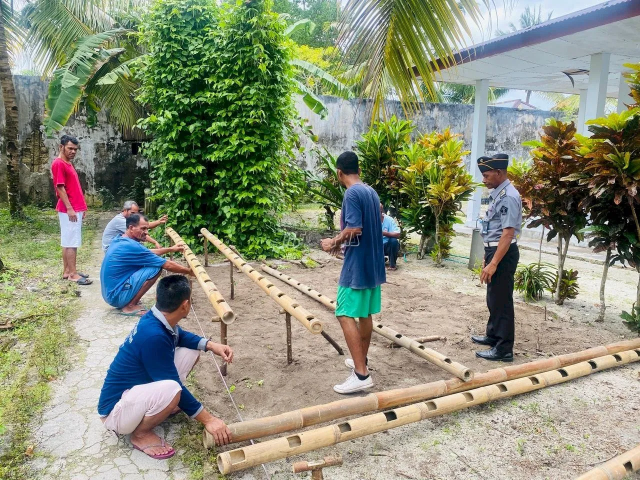 Lapas Kelas III Geser kembali menunjukkan inovasi di bidang pertanian dengan memanfaatkan bambu sebagai wadah instalasi hidroponik sayuran hijau, Senin (1/9). (Dok: Humas Lapas Geser)