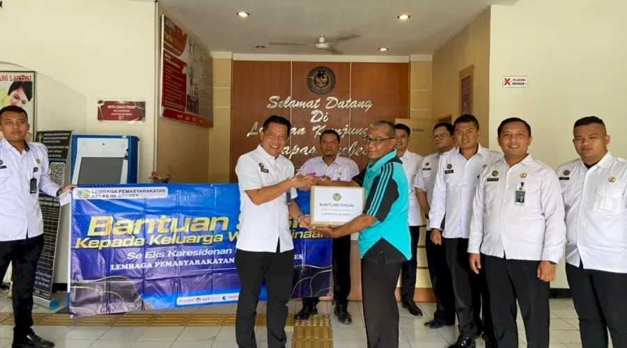 Lapas Kelas IIB Brebes salurkan bansos kepada enam keluarga Warga Binaan kurang mampu berupa paket sembako, Rabu (24/9). (Dok: Humas Lapas Brebes)