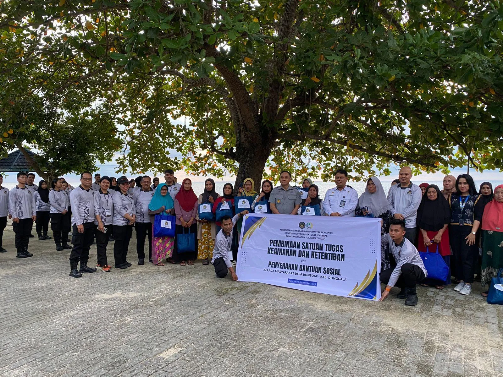 Lapas Perempuan Palu dan Kanwil Ditjenpas Sulteng salurkan bansos kepada warga Desa Boneoge, Donggala, 19/09. (Dok: Humas Lapas Perempuan Palu)