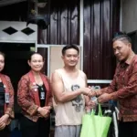 Lapas Kelas IIB Tabanan salurkan bansos kepada keluarga Warga Binaan dan masyarakat sekitar sebagai wujud kepedulian dan perhatian sosial. (Dok: Humas Lapas Tabanan)
