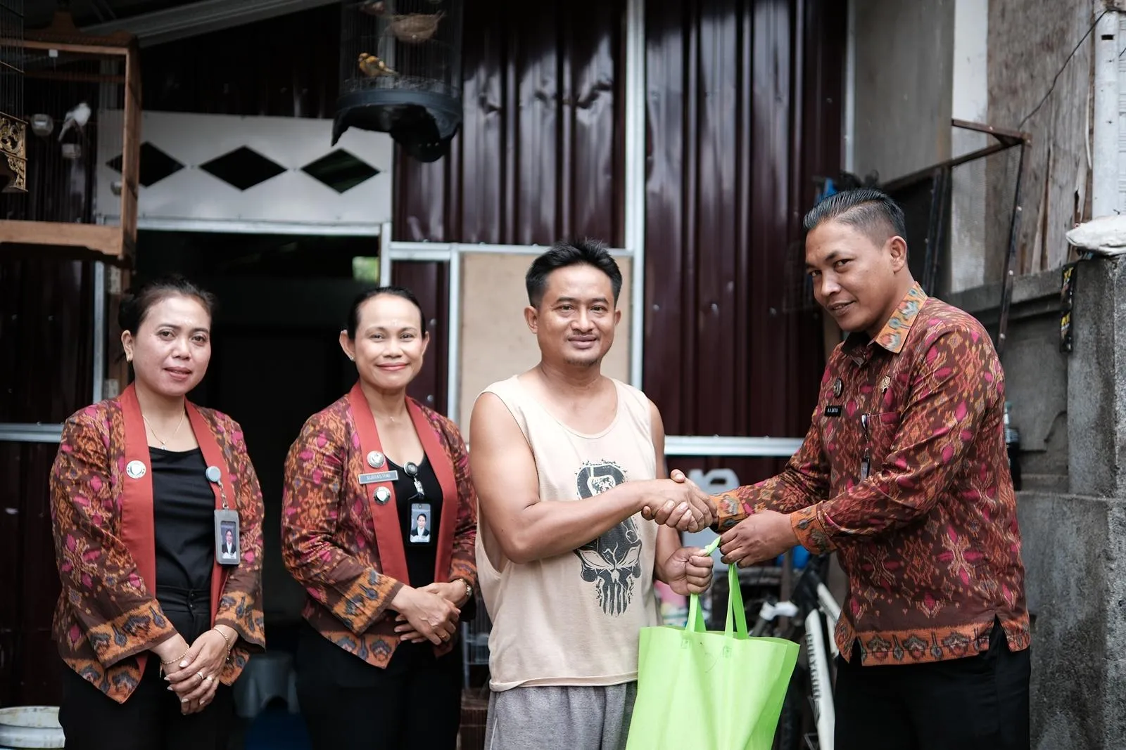 Lapas Kelas IIB Tabanan salurkan bansos kepada keluarga Warga Binaan dan masyarakat sekitar sebagai wujud kepedulian dan perhatian sosial. (Dok: Humas Lapas Tabanan)