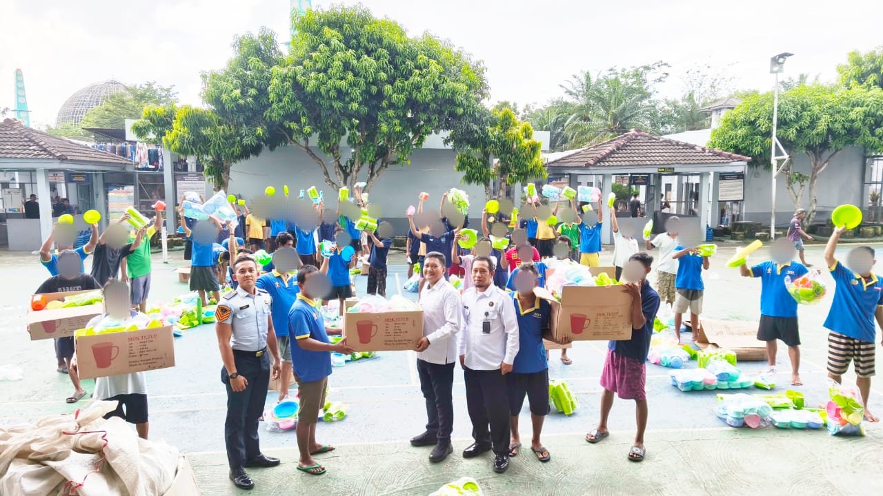 Lapas Narkotika Kelas IIA Muara Beliti melaksanakan kegiatan pembagian peralatan makan dan minum kepada seluruh warga binaan pada Rabu, 3 September 2025. (Dok: Humas Lapas Muara Beliti)