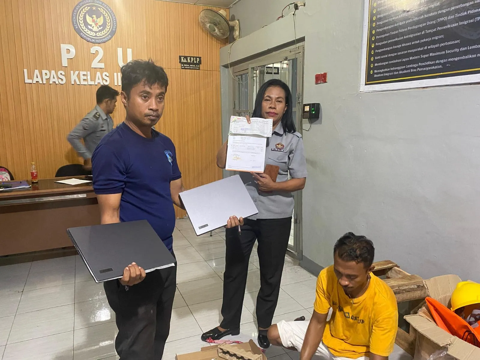 Lapas Kelas IIB Tual terima bantuan sarpras dari Ditjenpas untuk tingkatkan layanan dan keamanan, diterima Kaur Umum dan staf, Senin (22/9). (Dok: Humas Lapas Tual)