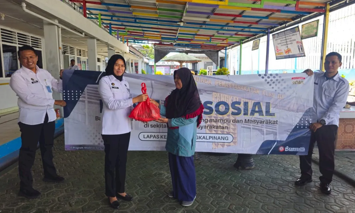 Lapas Kelas IIA Pangkalpinang salurkan bansos bagi keluarga warga binaan kurang mampu, digelar bersamaan layanan kunjungan, sebagai bentuk kepedulian, Senin (22/9). (Dok: Humas Lapas Pangkalpinang)