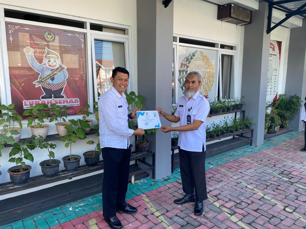 Bapas Magelang Apresiasi Pegawai Teladan Dengan Penghargaan
