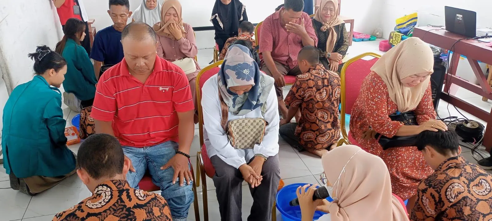 LPKA Medan dan Yayasan Moralitas Dizighui gelar kegiatan “Basuh Kaki Ibu” sebagai pembinaan moral dan spiritual anak binaan, Jumat (26/9). (Dok: Humas LPKA Medan)