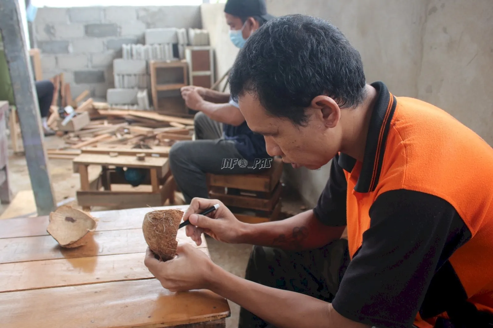 Lapas Kelas IIA Banjarmasin bekali Warga Binaan keterampilan produktif lewat kerajinan batok kelapa, menghasilkan tas, dompet, dan aksesori bernilai jual. (Dok: Humas Lapas Banjarmasin)