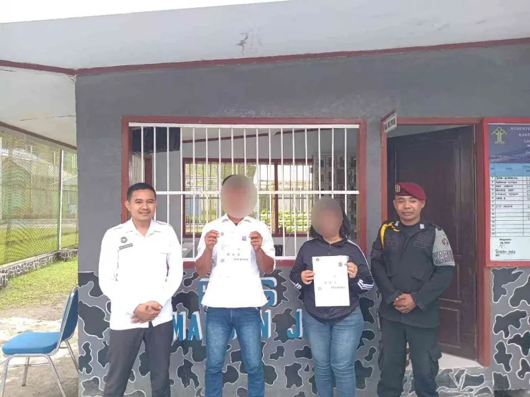 Dua orang warga binaan resmi menghirup udara kebebasan setelah menjalani masa pidana, Senin(22/09). (Dok: Humas Lapas Piru)