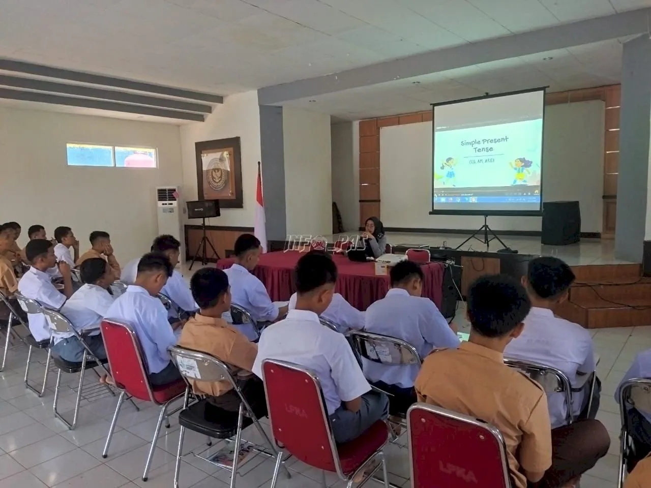 Anak Binaan Lembaga Pembinaan Khusus Anak (LPKA) Kelas II Muara Bulian tampak antusias mengikuti kegiatan belajar Bahasa Inggris yang di gelar di aula LPKA, Selasa (23/9). (Dok: Humas LPKA Muara Bulian)