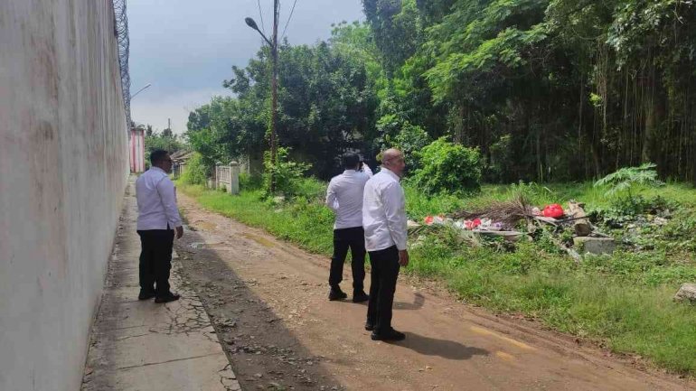Kalapas meninjau lokasi penanaman bibit pohon kelapa. (Dok: Humas Lapas Metro)