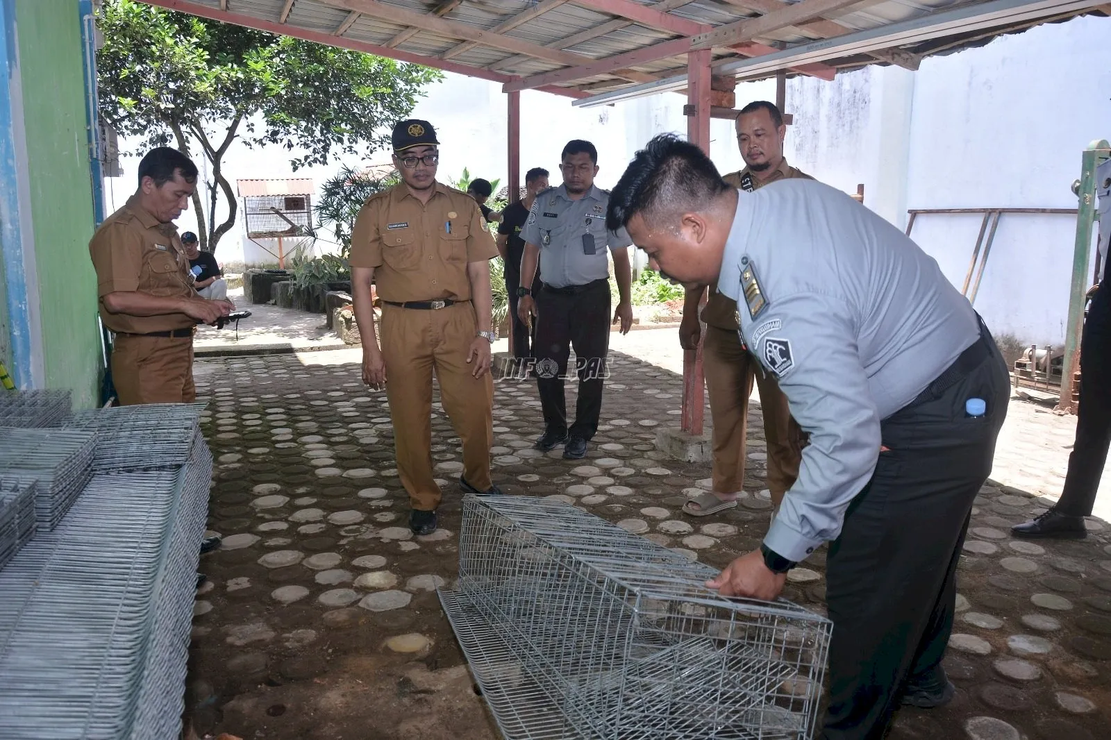 Lapas Narkotika Muara Sabak gandeng Disbunnak Tanjab Timur survei lokasi pelatihan budidaya ayam petelur bagi Warga Binaan. (Dok: Humas LPN Muara Sabak)