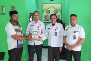 Lapas Kelas III Wahai melalui Majelis Ta’lim At-Taubah membagikan buku panduan khutbah Jumat kepada Warga Binaan Muslim, bertempat di masjid At-Taubah Lapas, Rabu (10/9). (Dok: Humas Lapas Wahai)
