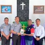 Lapas Kelas III Wahai melalui Persekutuan Oikumene membagikan sembilan buku rohani berjudul Renungan Harian kepada Warga Binaan Kristen, Senin (1/9). (Dok: Humas Lapas Wahai)