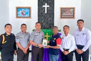 Lapas Kelas III Wahai melalui Persekutuan Oikumene membagikan sembilan buku rohani berjudul Renungan Harian kepada Warga Binaan Kristen, Senin (1/9). (Dok: Humas Lapas Wahai)