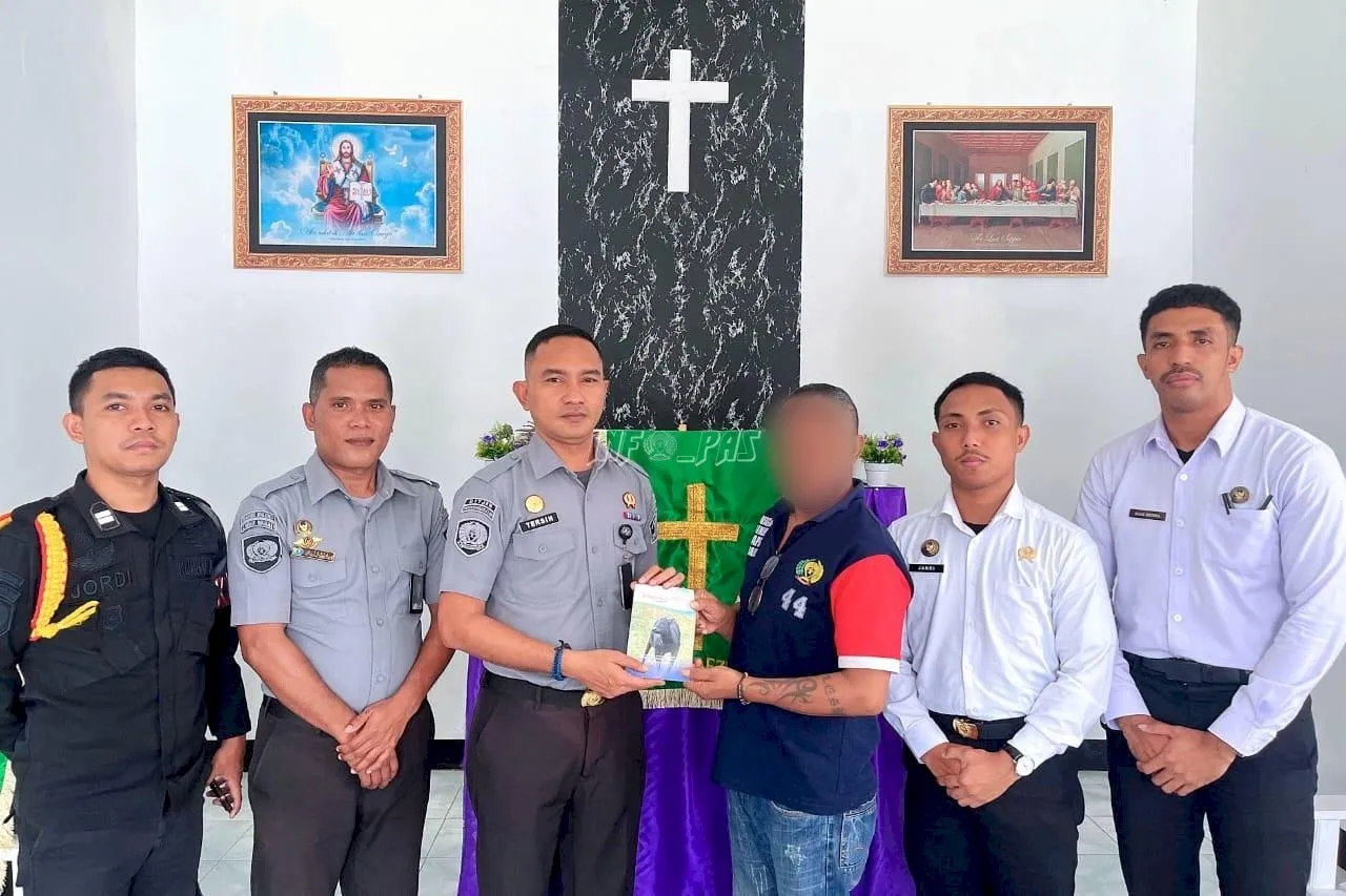 Lapas Kelas III Wahai melalui Persekutuan Oikumene membagikan sembilan buku rohani berjudul Renungan Harian kepada Warga Binaan Kristen, Senin (1/9). (Dok: Humas Lapas Wahai)