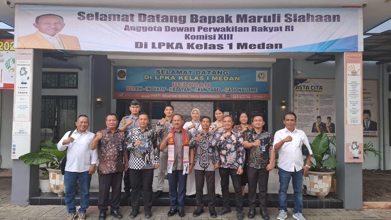 LPKA Kelas I Medan dikunjungi Anggota Komisi XIII DPR RI, Dr. Maruli Siahaan, pada Sabtu (06/09/25), disambut langsung oleh Kepala LPKA dan para anak binaan. (Dok: Humas LPKA Medan)