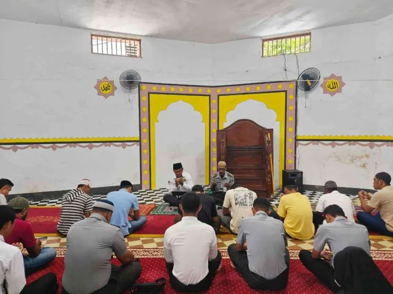 Lapas Kelas III Bandanaira gelar doa bersama, Senin (1/9), sebagai wujud kepedulian spiritual untuk cinta tanah air, kedamaian, dan persatuan bangsa. (Dok: Humas Lapas Bandanaira)