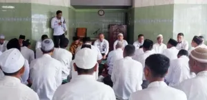 Ratusan warga binaan Lapas Kelas IIB Jombang menggelar shalat gaib dan doa bersama, Senin (1/9/2025). (Dok: Kusuma)
