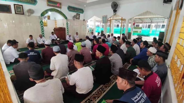 Lapas Kelas IIA Metro gelar Doa Bersama untuk keselamatan dan kebaikan negeri, Senin (1/9/2025), diikuti Kalapas, jajaran, dan Warga Binaan di Masjid At-Taubah. (Humas Lapas Metro)
