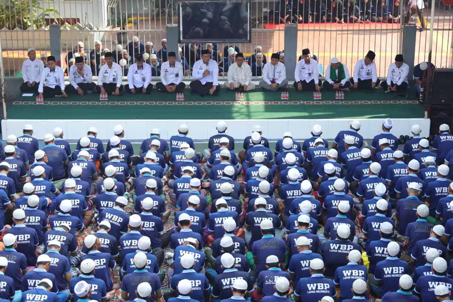 Pegawai, tahanan, dan narapidana Lapas Kelas IIB Mojokerto gelar doa dan dzikir bersama untuk keselamatan dan kebaikan bangsa. (Dok: Humas Lapas Mojokerto)