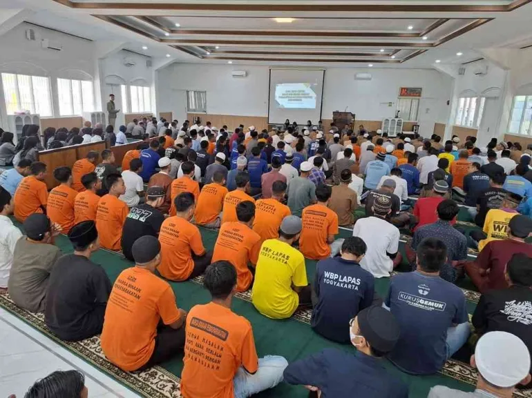 Lapas Kelas IIA Yogyakarta gelar doa bersama di Masjid Al-Fajar, Senin (1/9), diikuti ratusan warga binaan dan pegawai, serentak se-Indonesia atas arahan Ditjenpas. (Dok: Humas Lapas Yogyakarta)