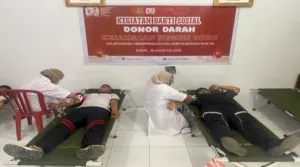 Lapas Kelas III Namlea ikut baksos donor darah yang digelar Kejari Buru untuk Harlah Ke-80 Kejaksaan, Jumat (29/8), bersama tenaga medis RSUD Namlea. (Dok: Humas Lapas Namlea)