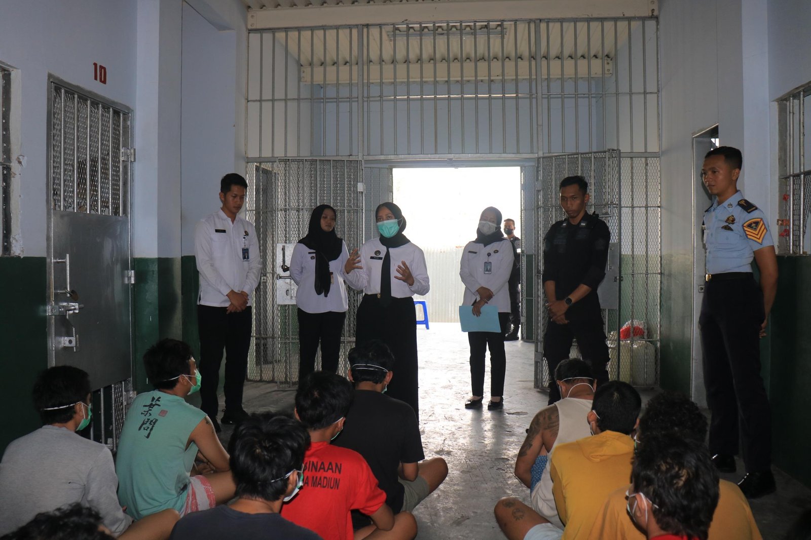 Tim Medis Lapas Pemuda Madiun berikan edukasi hidup sehat dan cek kesehatan WBP di straf sel, 16/09. (Dok: Humas Lapas Pemuda Madiun)