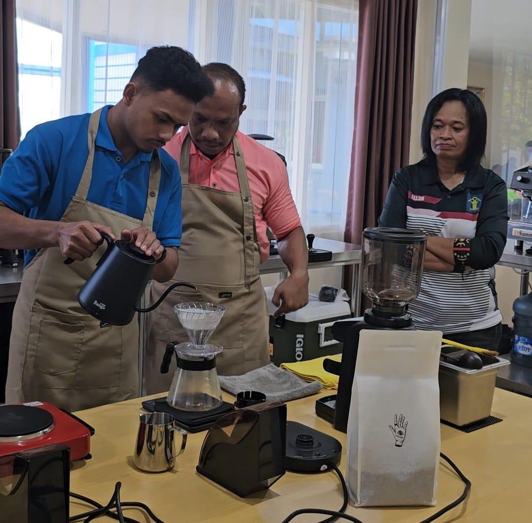 Bapas Ambon gelar ujian praktek barista untuk evaluasi akhir pelatihan klien setelah empat hari pembinaan, Jumat (12/9). (Dok: Humas Bapas Ambon)