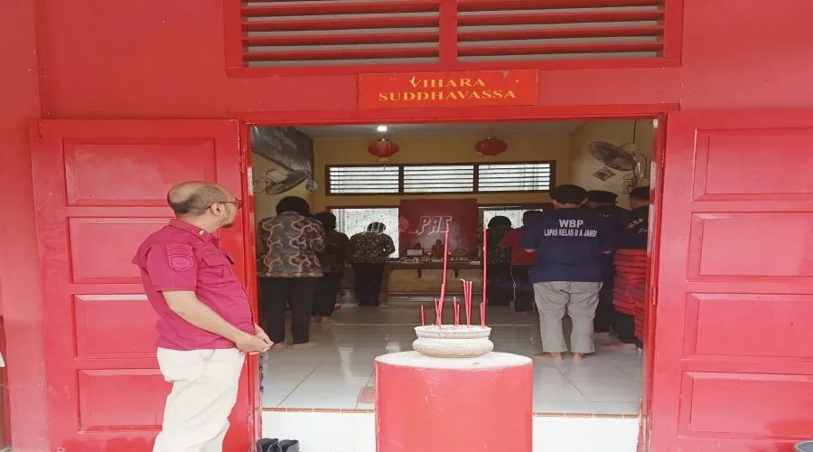 Lapas Kelas IIA Jambi gelar pembinaan rohani bagi Warga Binaan Buddha di Vihara Sudhavassa berlangsung khidmat, Kamis (25/9). (Dok: Humas Lapas Jambi)