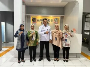 Kepala Lapas Kelas III Namlea, Muhammad M. Marasabessy, bahas program rehabilitasi warga binaan bersama petugas BNNK Buru, Selasa (23/9). (Dok: Humas Lapas Namlea)