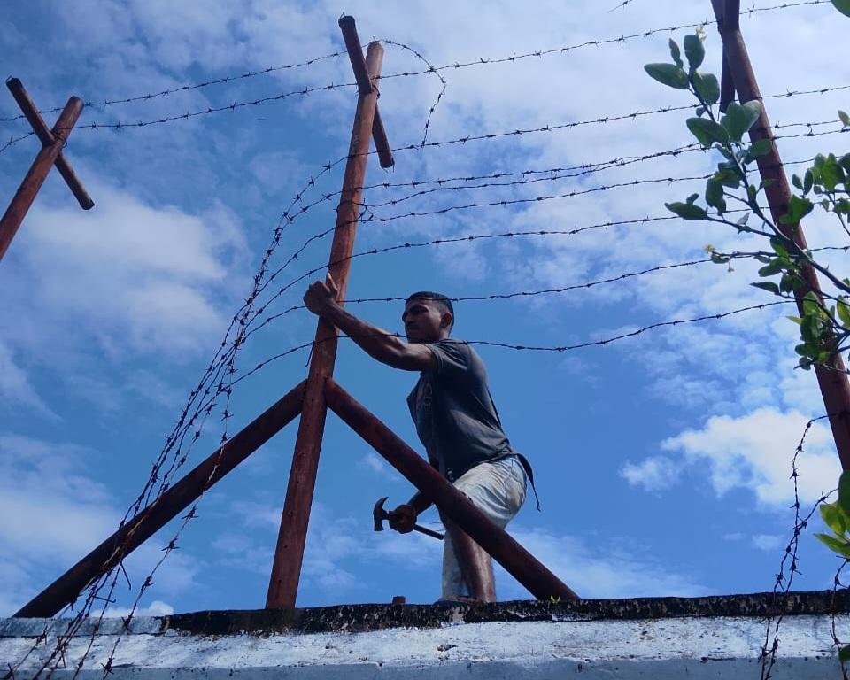 Lapas Kelas III Saparua melakukan langkah strategis dalam meningkatkan keamanan dengan mengganti kawat pagar keliling luar yang sudah berkarat, Rabu (3/9). (Dok: Humas Lapas Saparua)