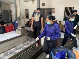 Lapas Kelas IIB Tabanan laksanakan PSN di blok hunian untuk cegah sarang nyamuk penyebab DBD, Jumat (19/9). (Dok: Humas Lapas Tabanan)