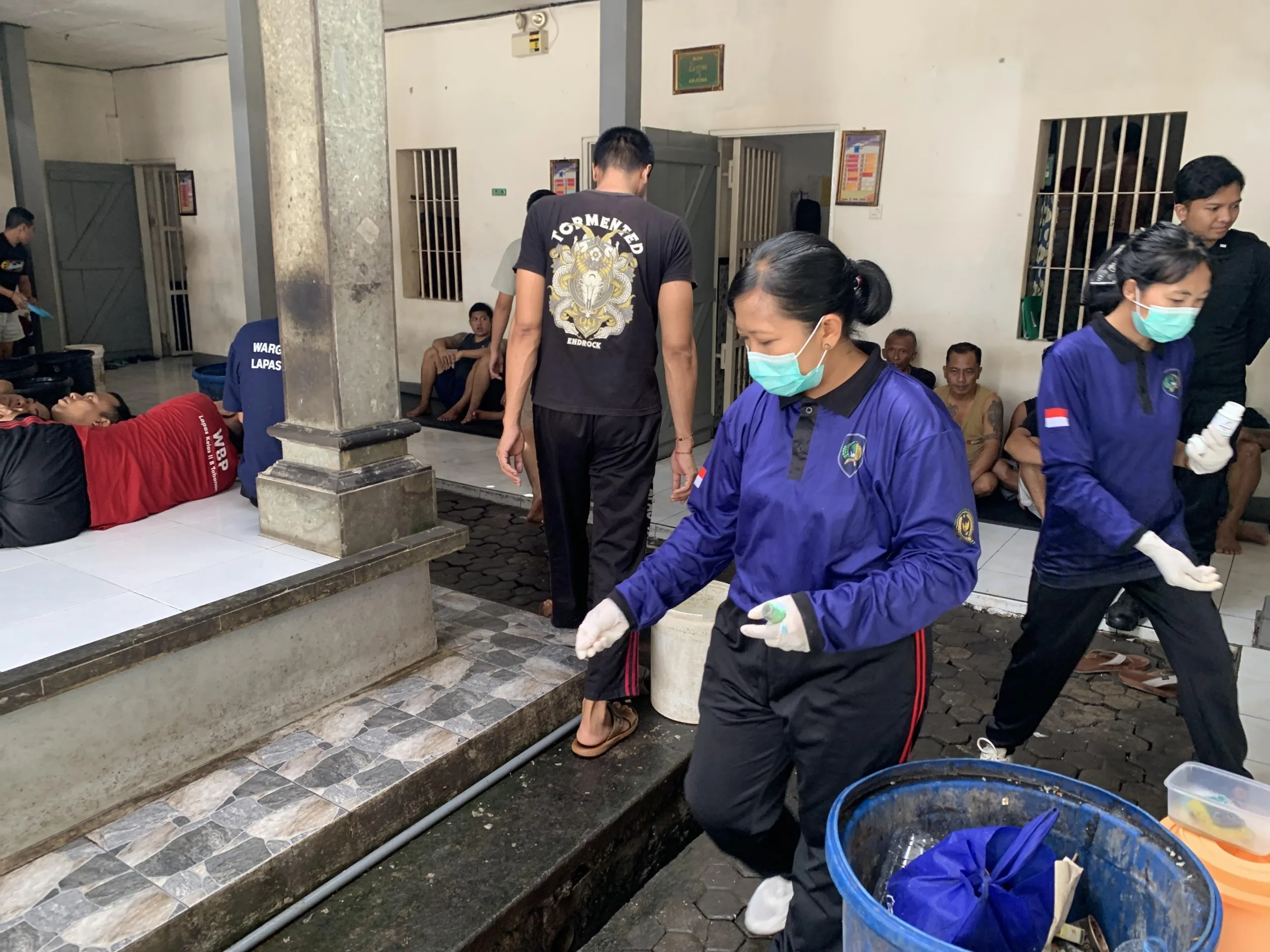 Lapas Kelas IIB Tabanan laksanakan PSN di blok hunian untuk cegah sarang nyamuk penyebab DBD, Jumat (19/9). (Dok: Humas Lapas Tabanan)