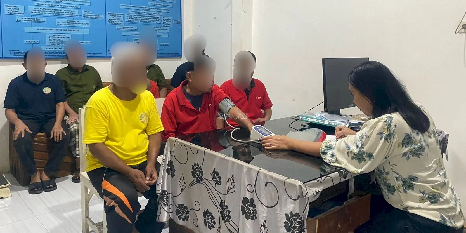 Rutan Kelas IIA Palu berikan makanan tambahan bergizi khusus bagi Warga Binaan lanjut usia (lansia), Sabtu (30/8). (Dok: Humas Rutan Palu)